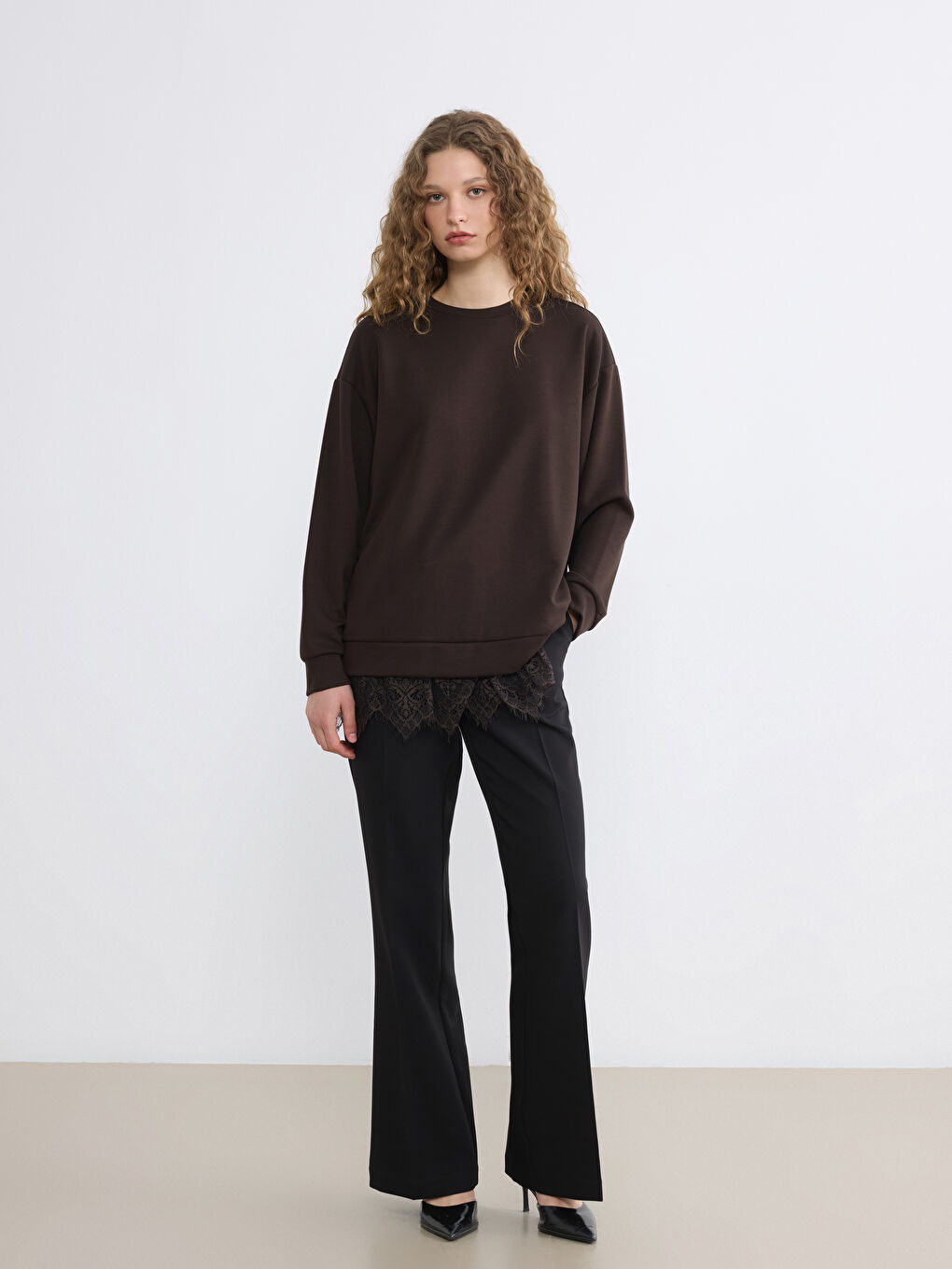 Kahverengi Bisiklet Yaka Dantel Detaylı Kadın Sweatshirt Tunik-1