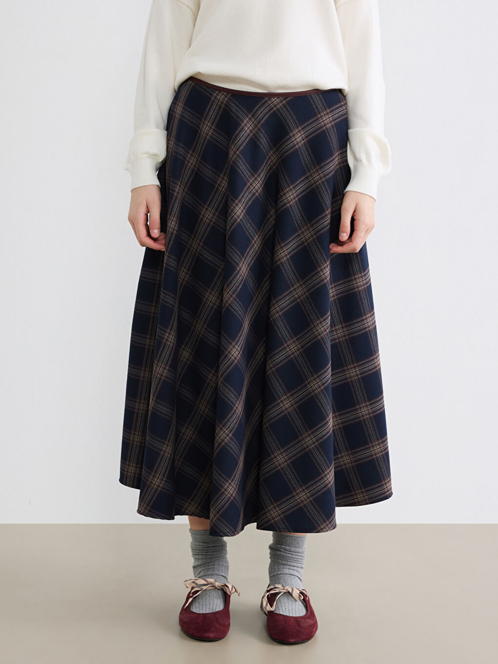 Плисирана разкроена пола с еластичен колан.-1