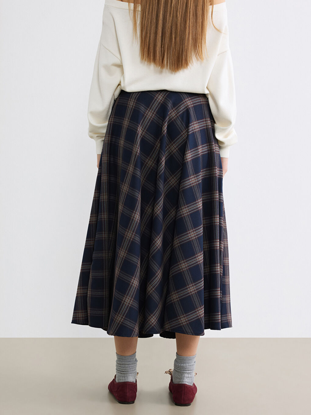 Плисирана разкроена пола с еластичен колан.-3