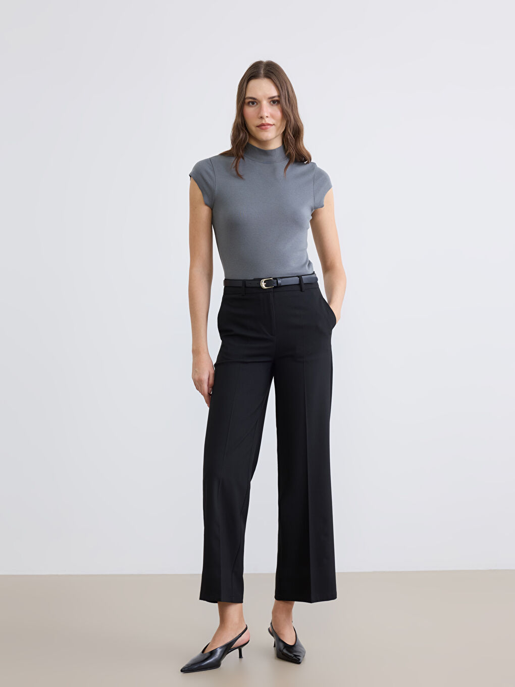 Siyah Beli Kemerli Standart Fit Kadın Kumaş Pantolon