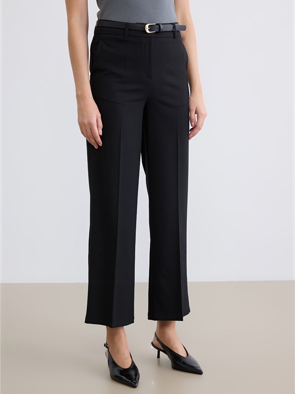 Siyah Beli Kemerli Standart Fit Kadın Kumaş Pantolon-1