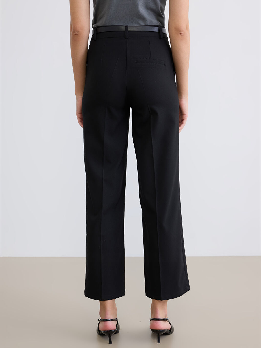 Siyah Beli Kemerli Standart Fit Kadın Kumaş Pantolon-3