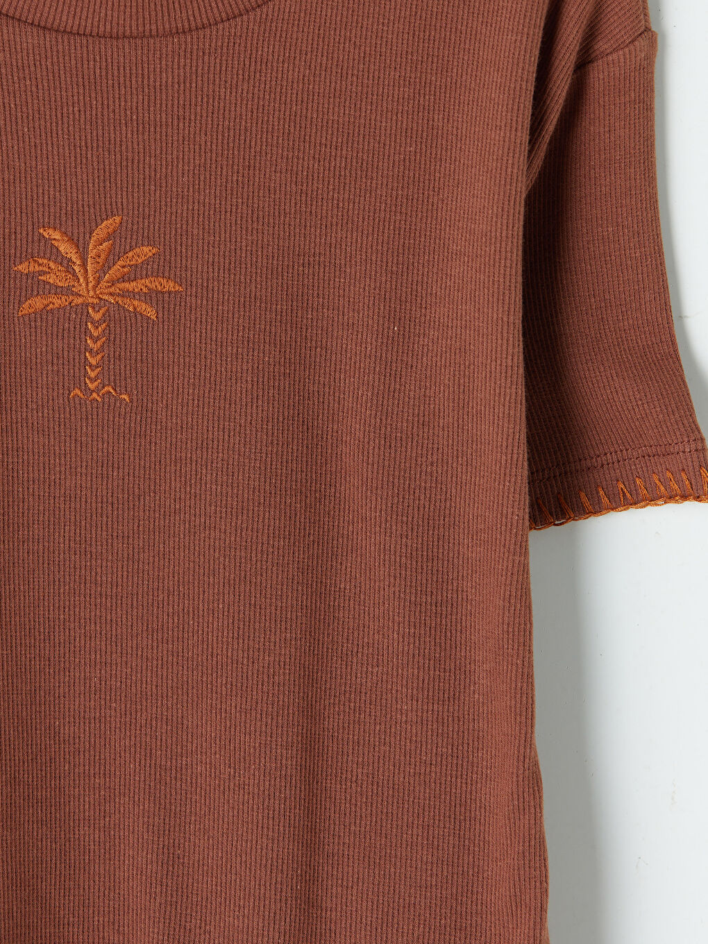 Kahverengi Bisiklet Yaka Nakışlı Kız Çocuk Tişört-2