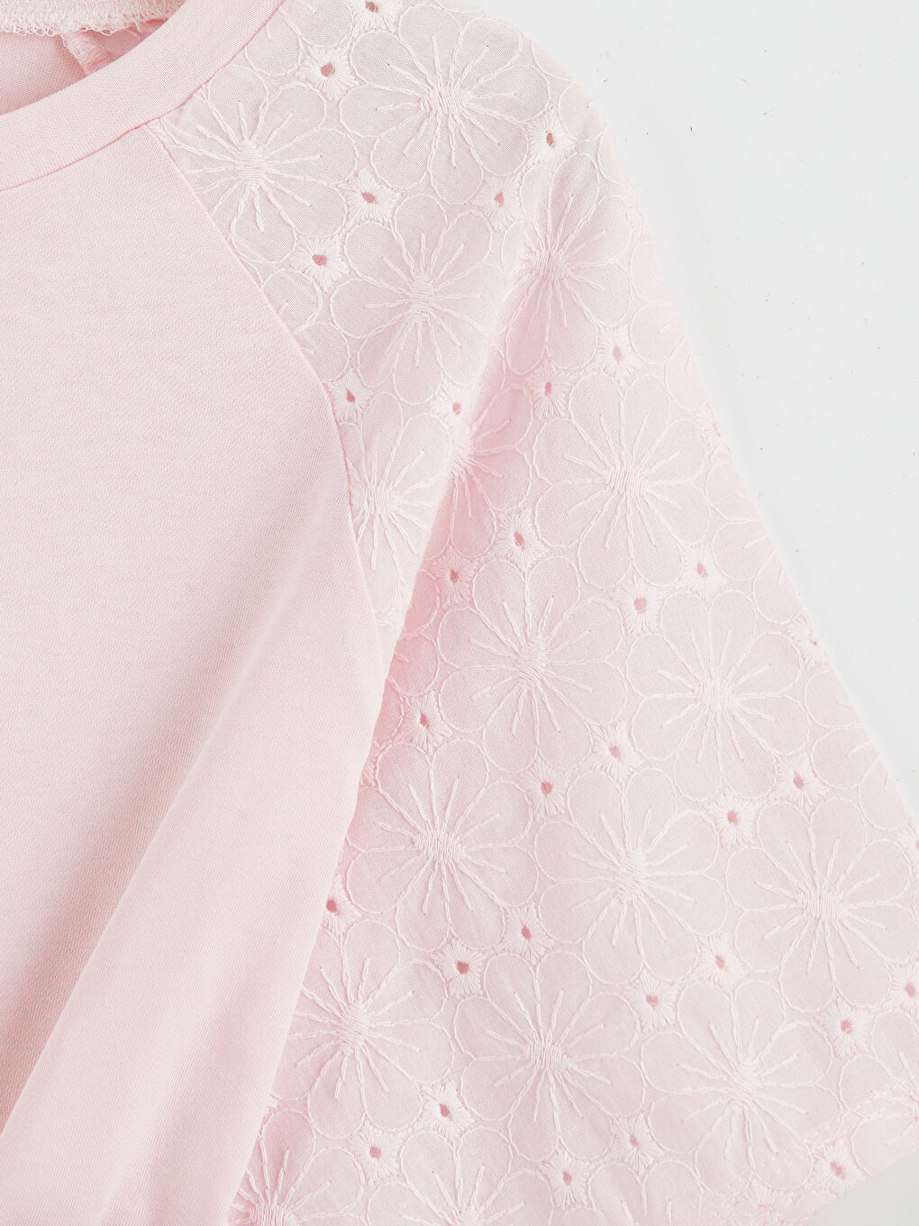 Pembe Bisiklet Yaka Nakışlı Kadın Tişört-2