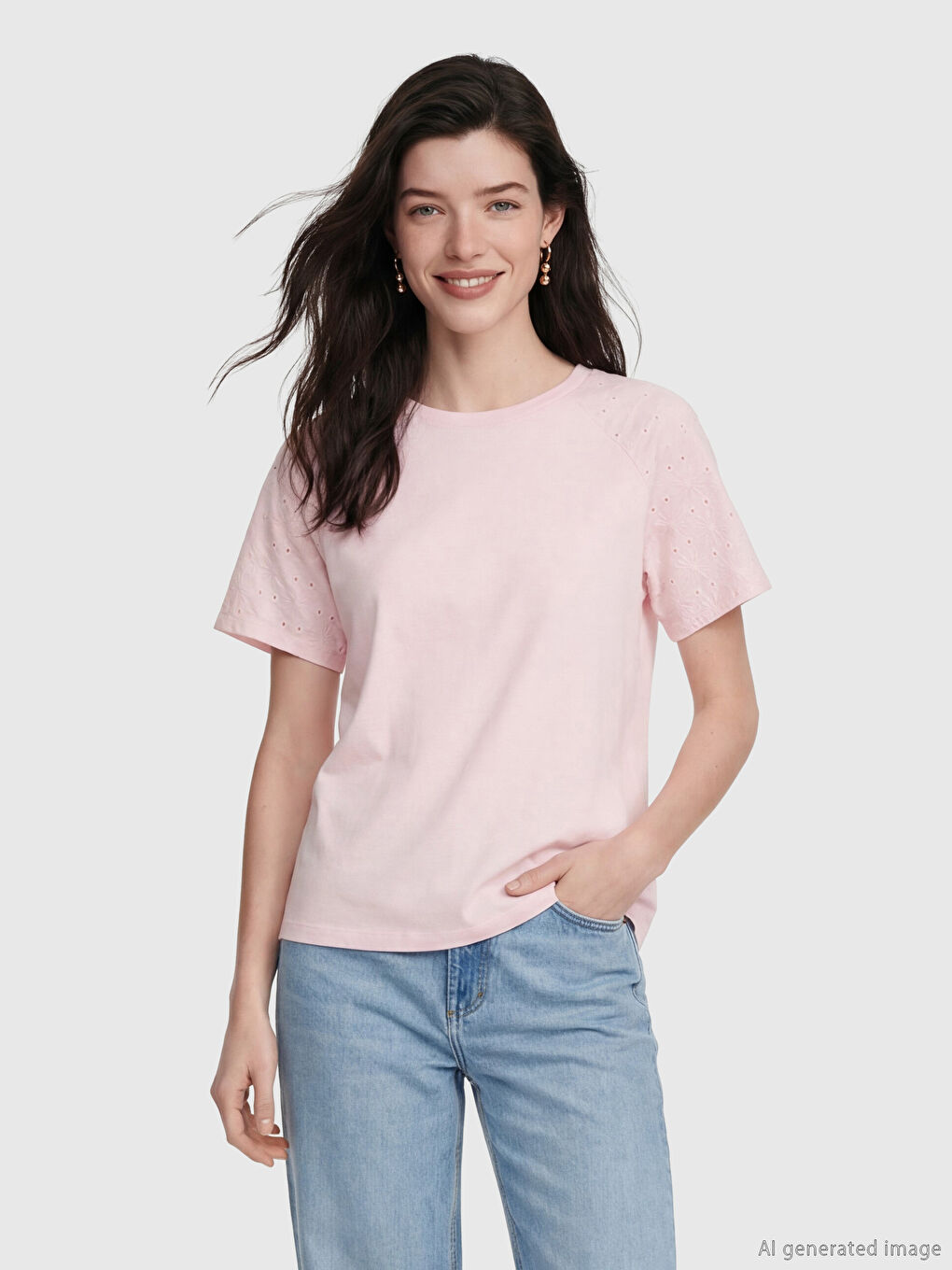 Pembe Bisiklet Yaka Nakışlı Kadın Tişört