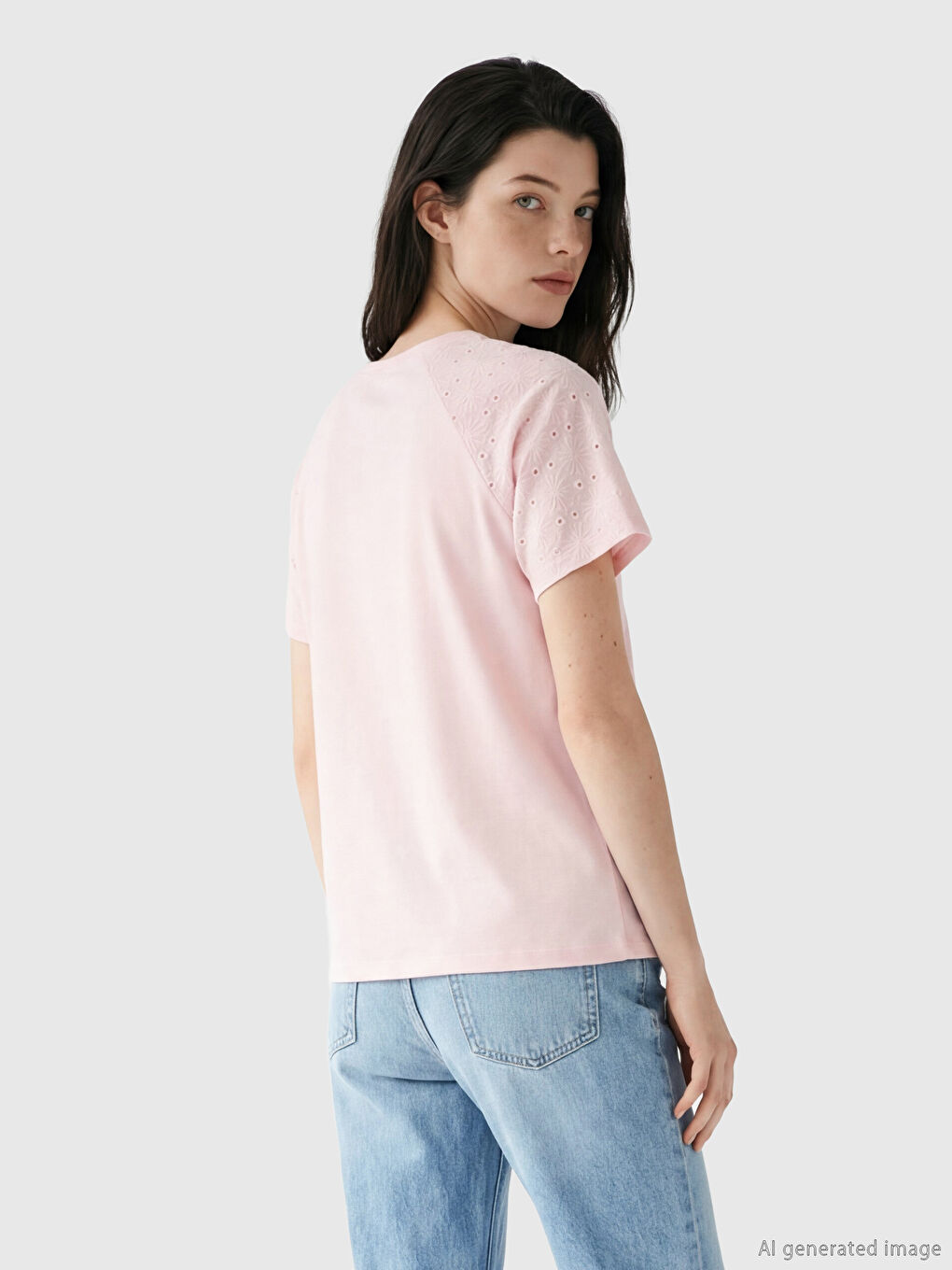 Pembe Bisiklet Yaka Nakışlı Kadın Tişört-2