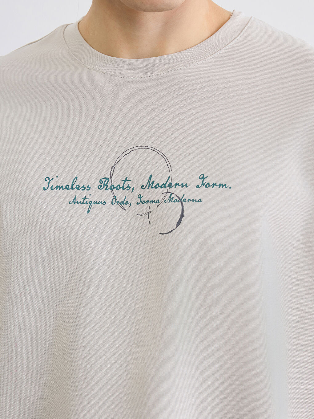 سويت شيرت رجالي بطبعة بياقة دائرية-4