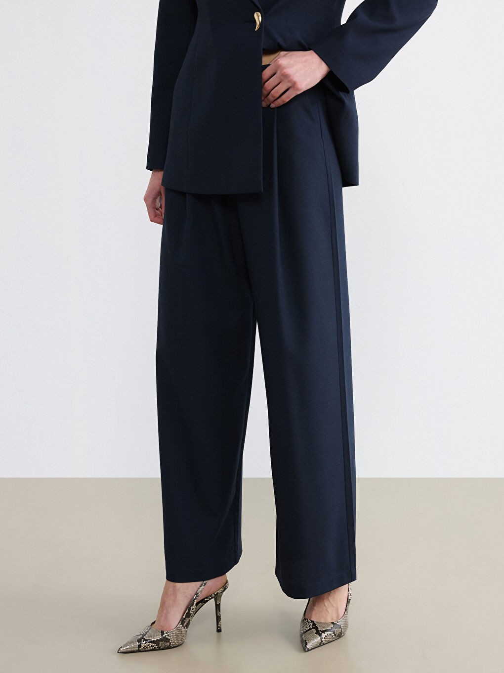 Lacivert Loose Fit Geniş Paça Kadın Pileli Kumaş Pantolon-1