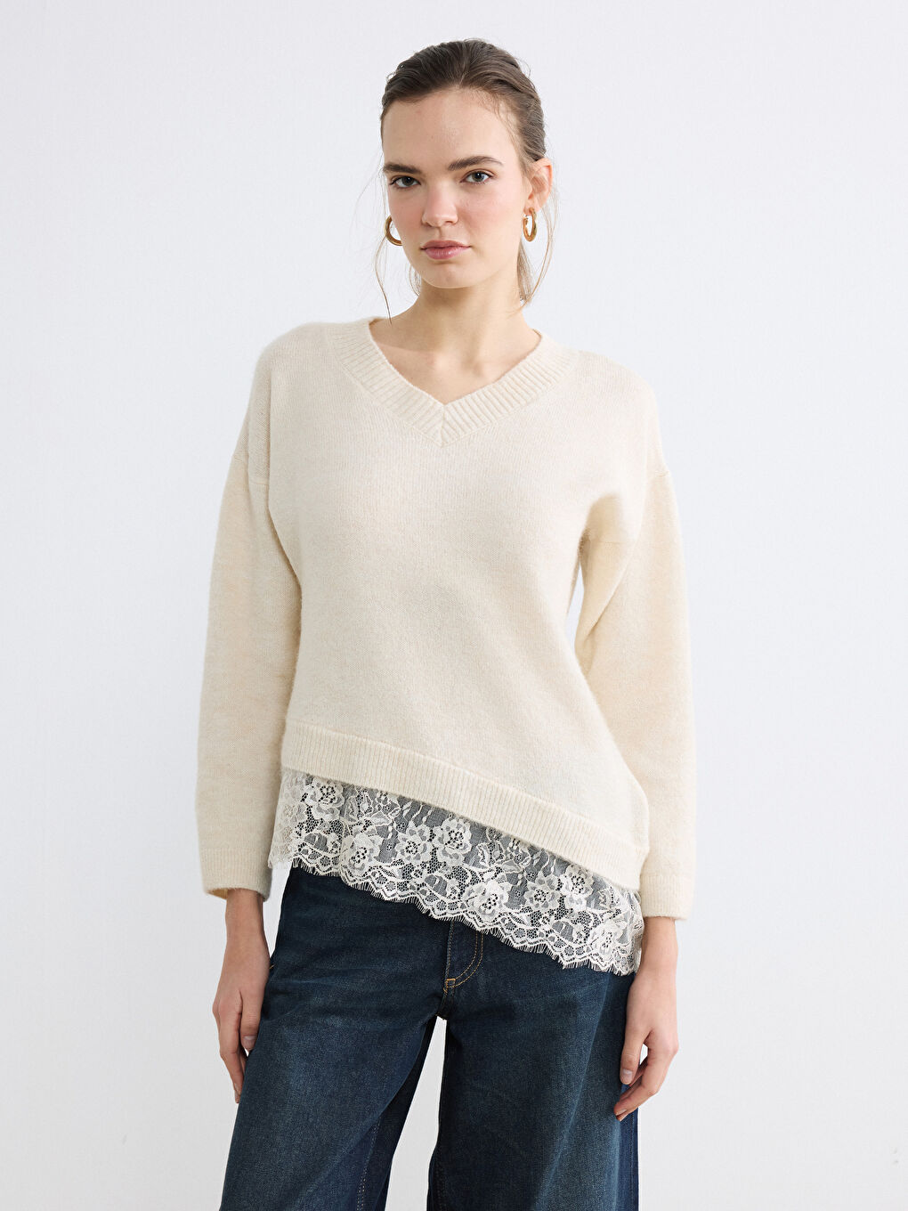 سترة تريكو بعنق V بتفاصيل دانتيل