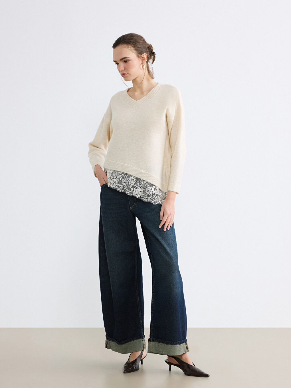 سترة تريكو بعنق V بتفاصيل دانتيل-1