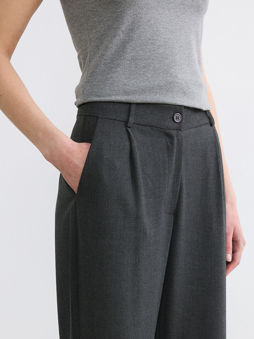 Antrasit Loose Fit Geniş Paça Kadın Pileli Kumaş Pantolon-2