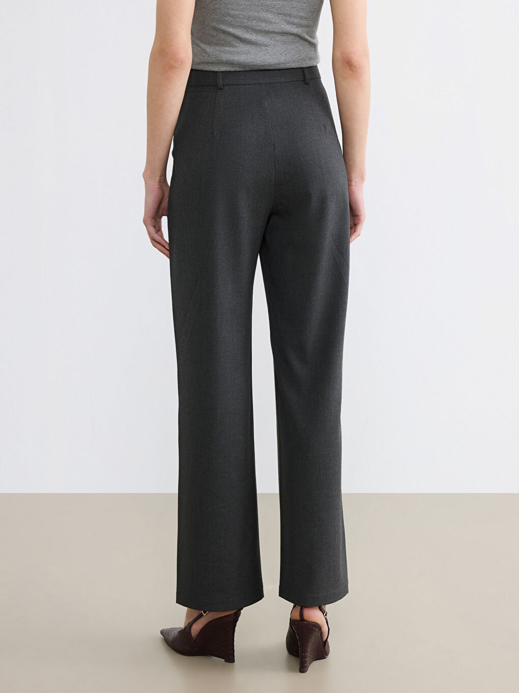 Antrasit Loose Fit Geniş Paça Kadın Pileli Kumaş Pantolon-3