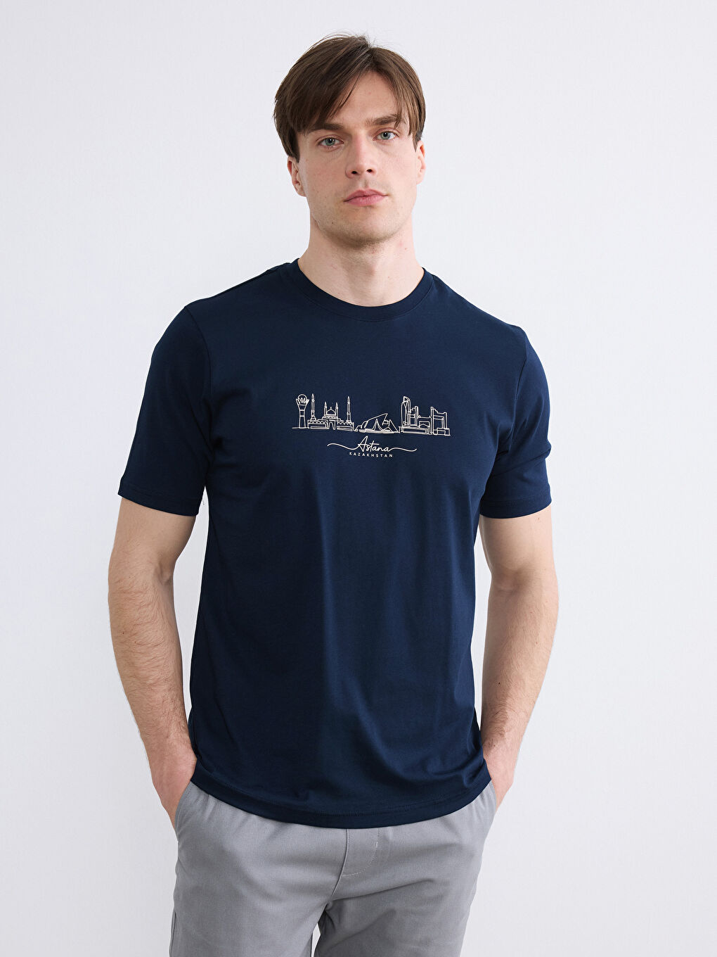 Дөңгелек жағалы астана принтті трикотаж ерлер футболкасы