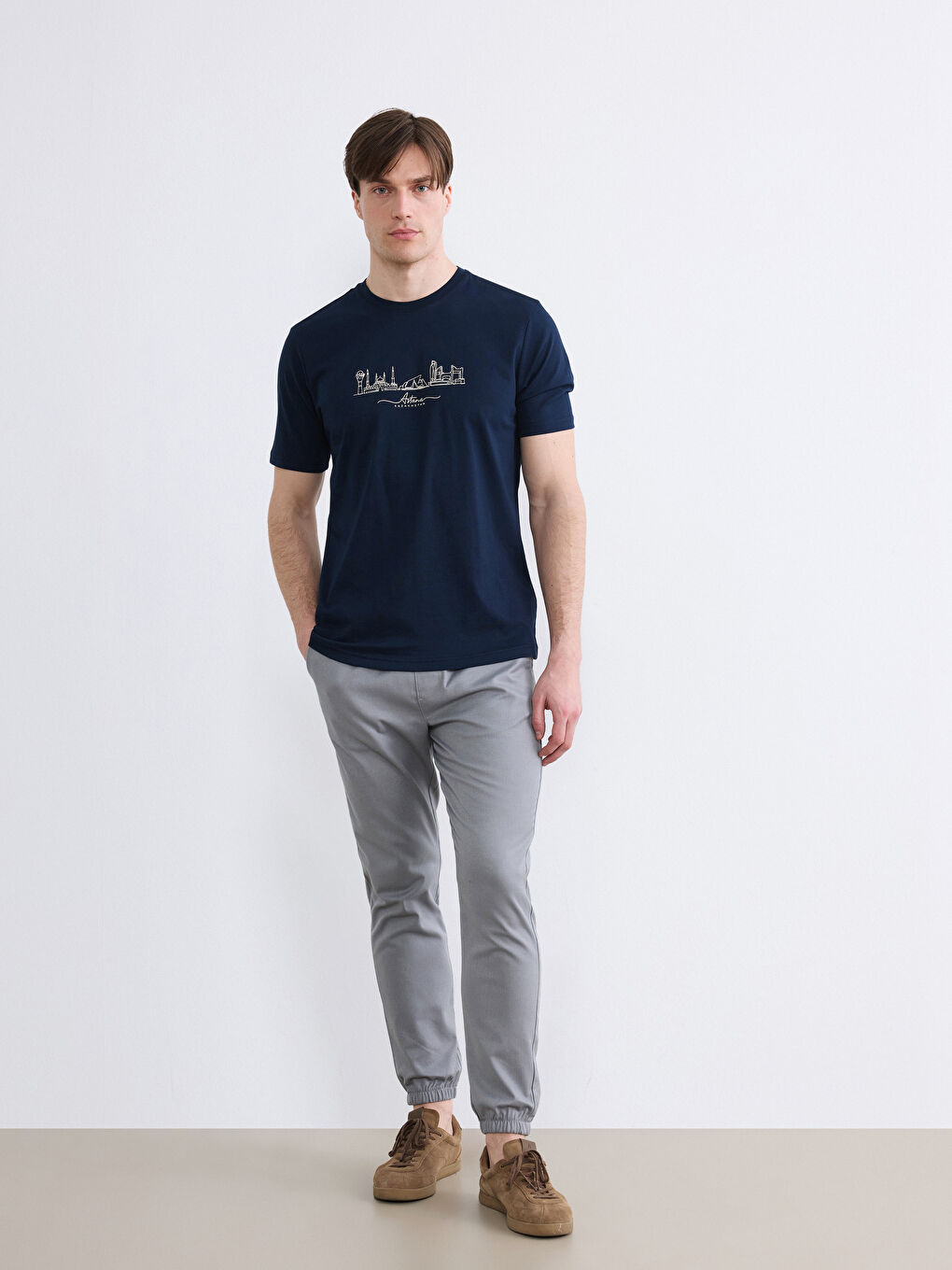 Дөңгелек жағалы астана принтті трикотаж ерлер футболкасы-1