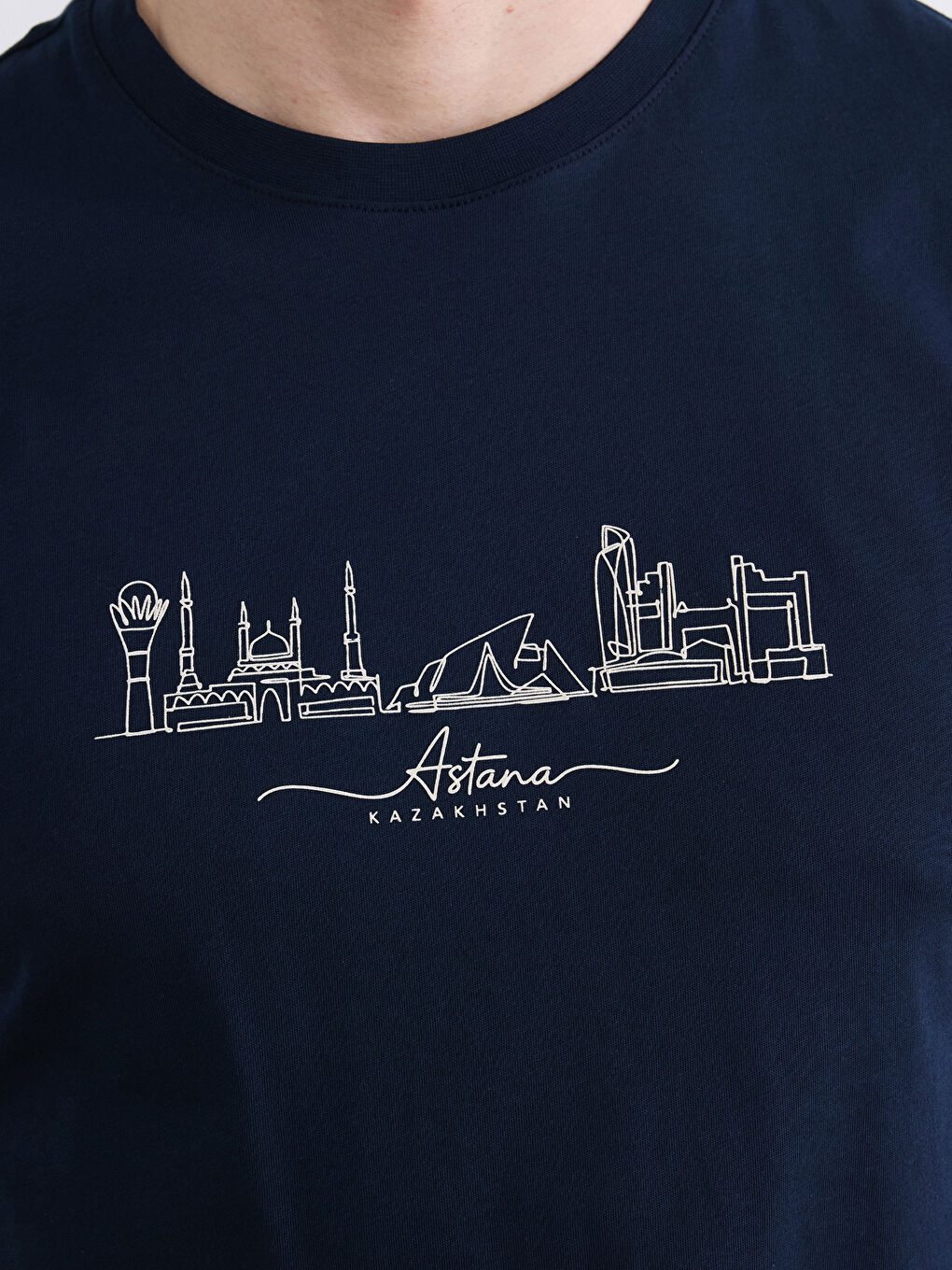 Дөңгелек жағалы астана принтті трикотаж ерлер футболкасы-2