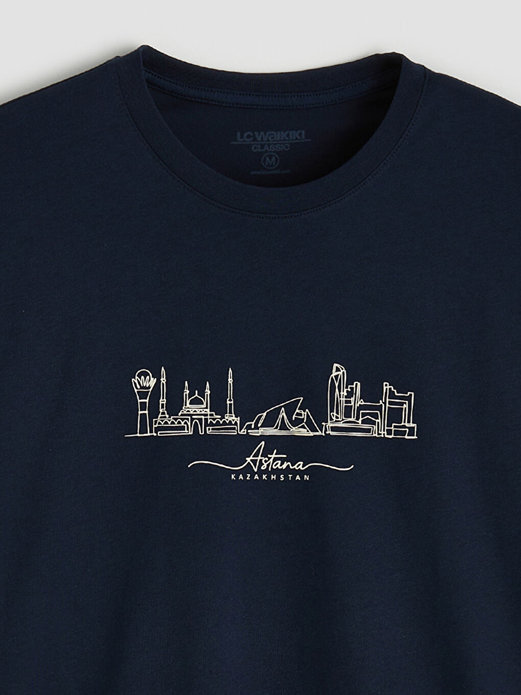 Дөңгелек жағалы астана принтті трикотаж ерлер футболкасы-5