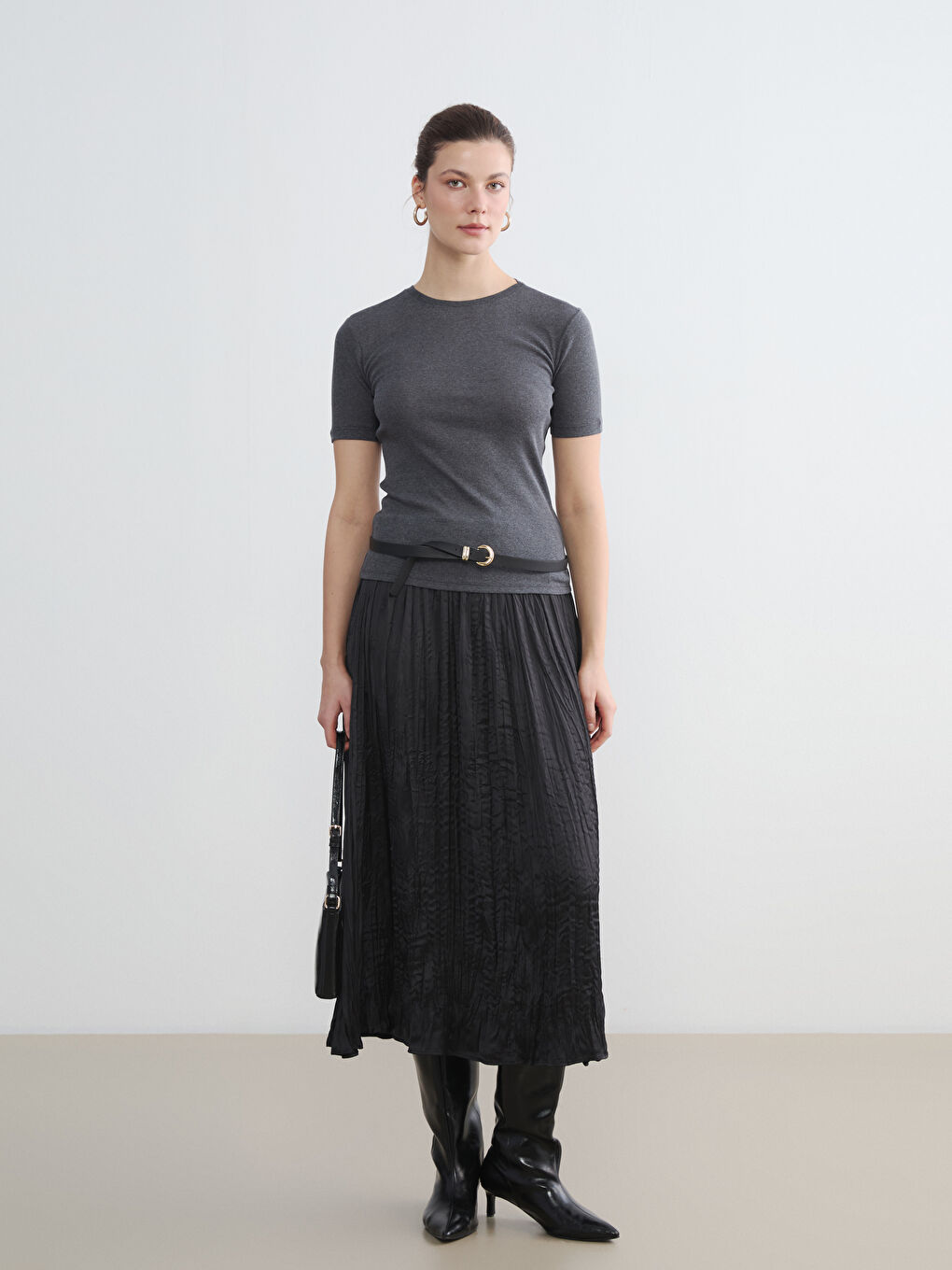 Antrasit Bisiklet Yaka Kadın Tişört-1