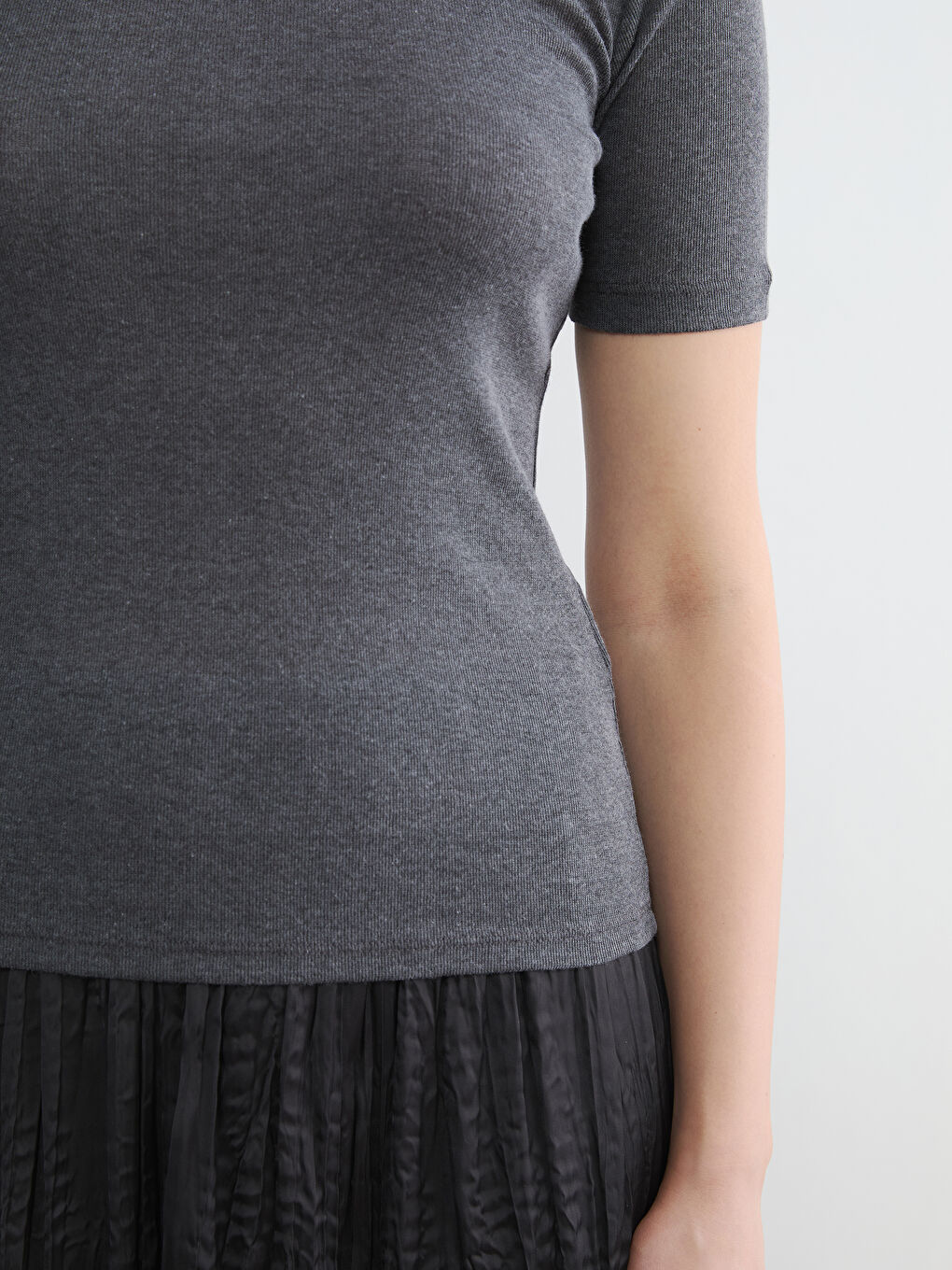 Antrasit Bisiklet Yaka Kadın Tişört-2