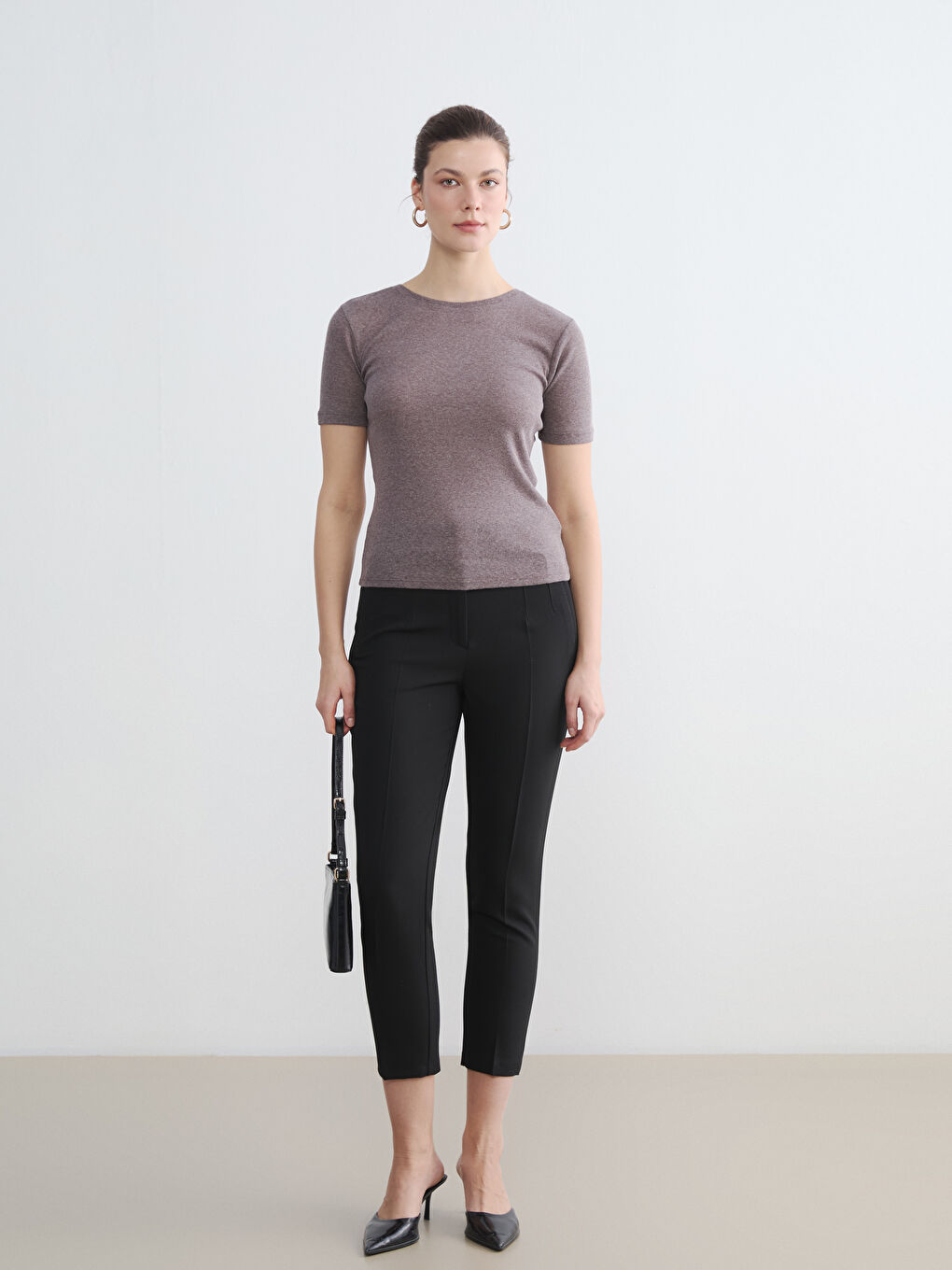 Kahverengi Bisiklet Yaka Kadın Tişört-1