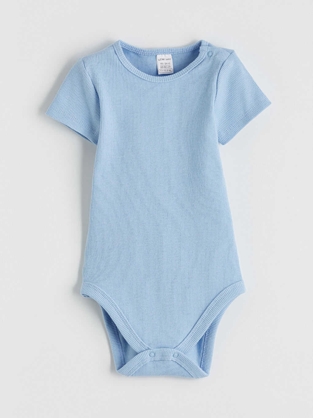 Dva komada bodija za bebe dečake sa okruglim izrezom i kopčanjem na dugmad.-1