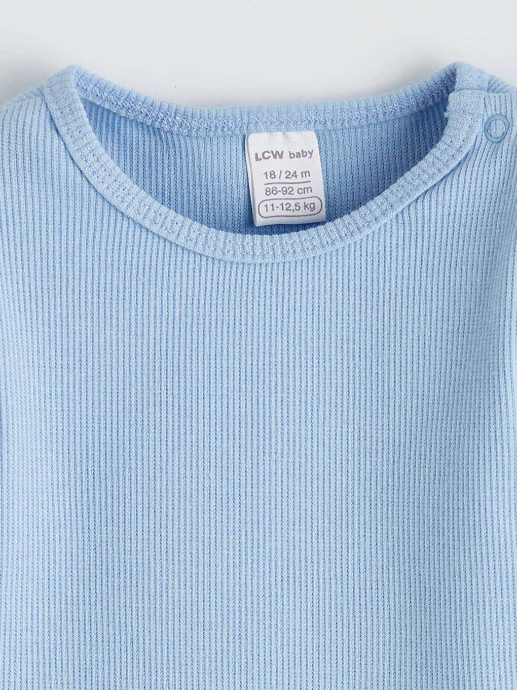 Dva komada bodija za bebe dečake sa okruglim izrezom i kopčanjem na dugmad.-3