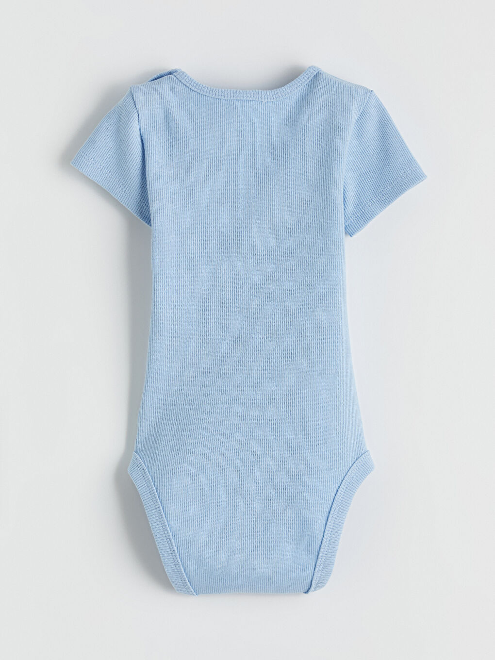 Dva komada bodija za bebe dečake sa okruglim izrezom i kopčanjem na dugmad.-4