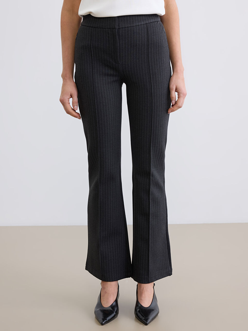 Gri Dar Fit Çizgili İspanyol Paça Kadın Pantolon-1