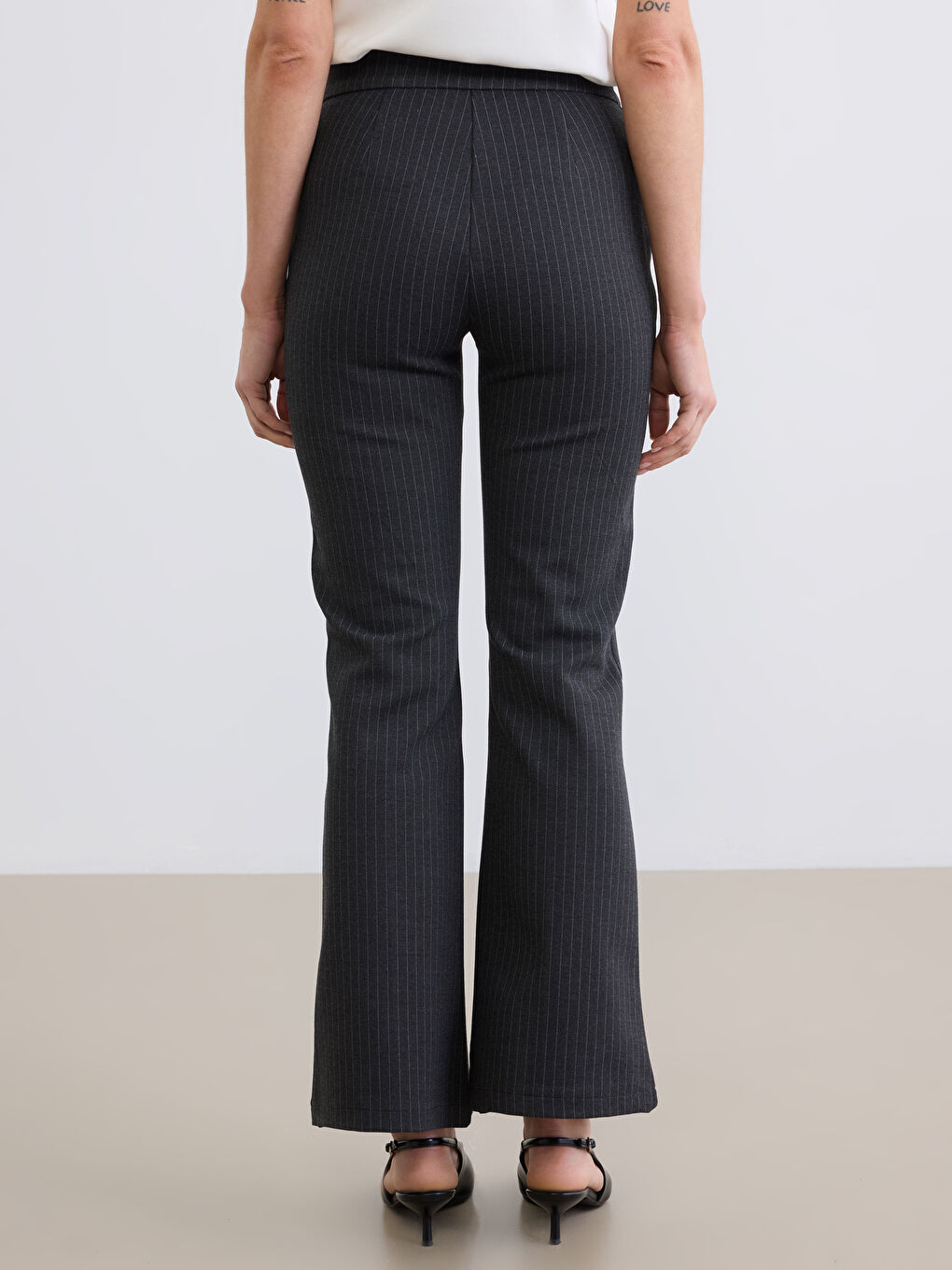 Gri Dar Fit Çizgili İspanyol Paça Kadın Pantolon-3