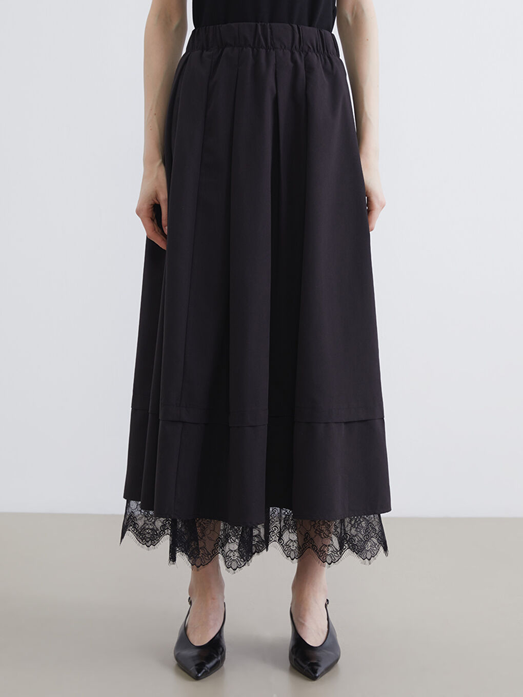 Siyah Beli Lastikli Dantel Detaylı A Kesim Etek-1