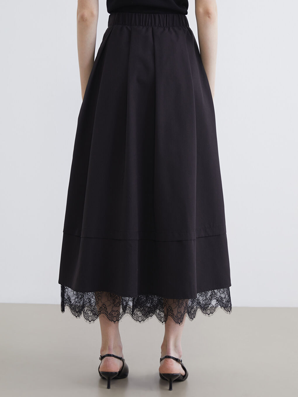 Siyah Beli Lastikli Dantel Detaylı A Kesim Etek-3