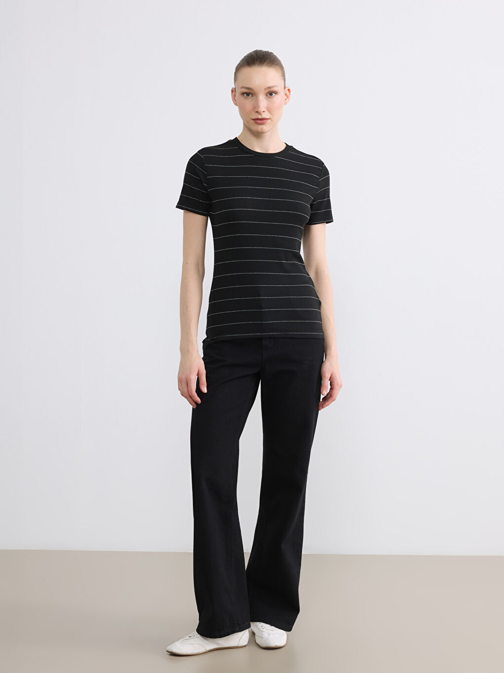 Siyah Bisiklet Yaka Çizgili Kadın Tişört-1