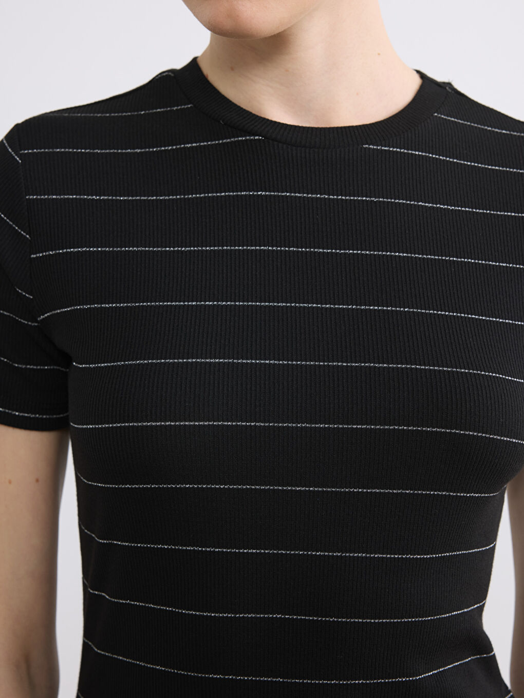 Siyah Bisiklet Yaka Çizgili Kadın Tişört-2