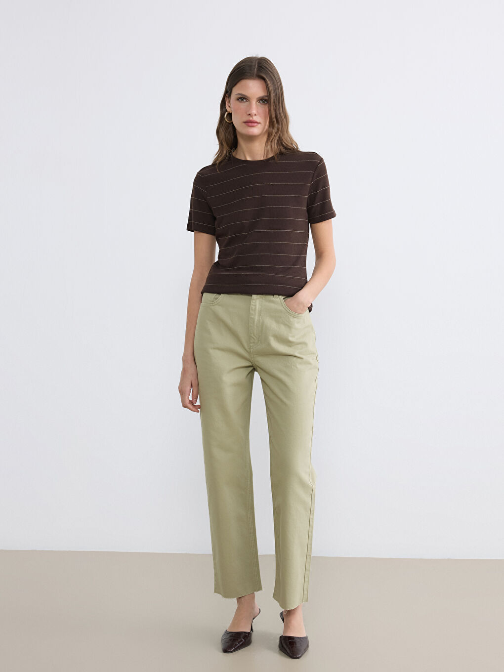 Kahverengi Bisiklet Yaka Çizgili Kadın Tişört-1