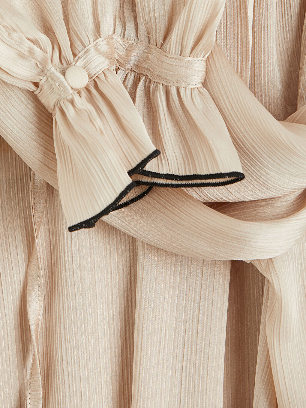 Bej Bağlamalı Yaka Nakışlı Fırfırlı Saten Bluz-7