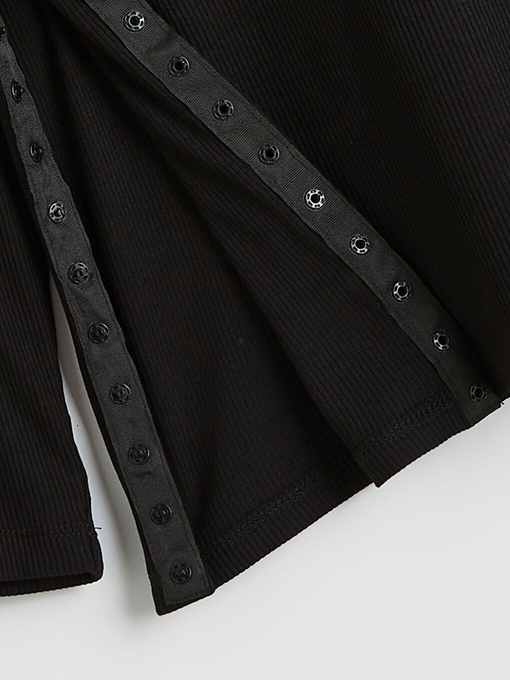 Siyah Kolay Giyilebilir Kolları ve Yanları Çıtçıtlı Kadın Pijama Üstü-2