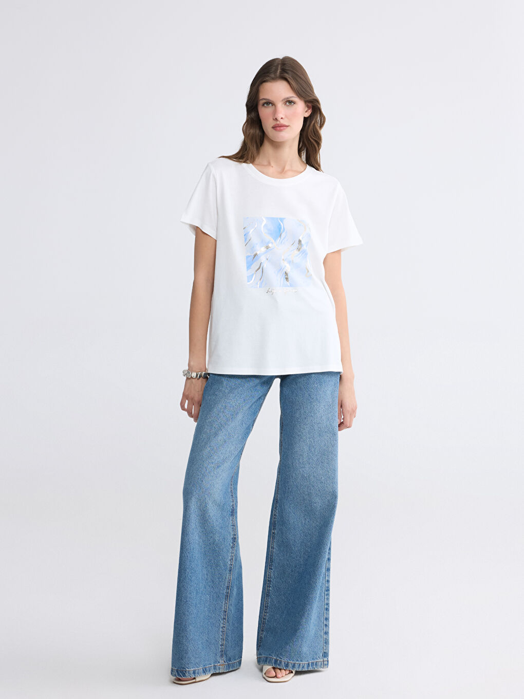 Beyaz Bisiklet Yaka Baskılı Kadın Tişört-1