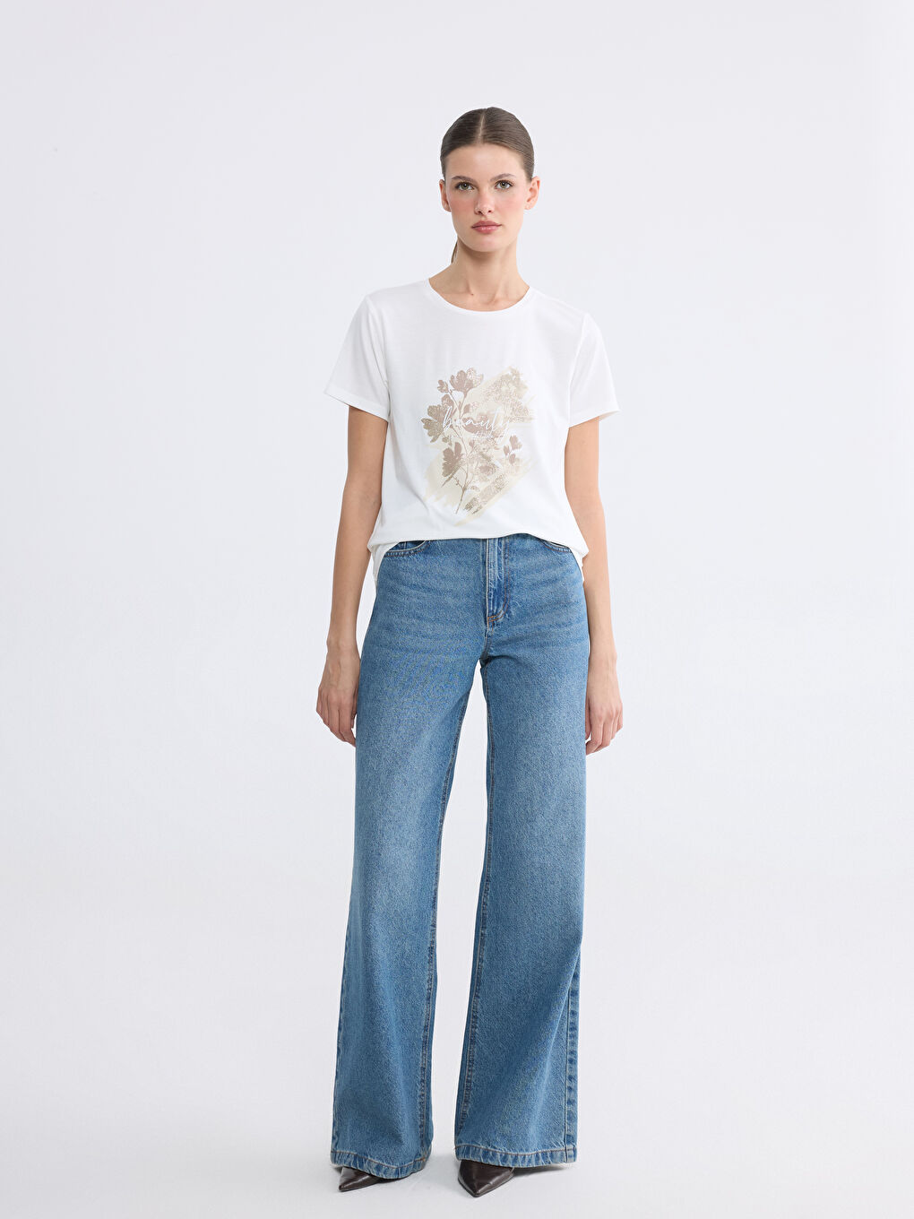 Beyaz Bisiklet Yaka Baskılı Kadın Tişört-1