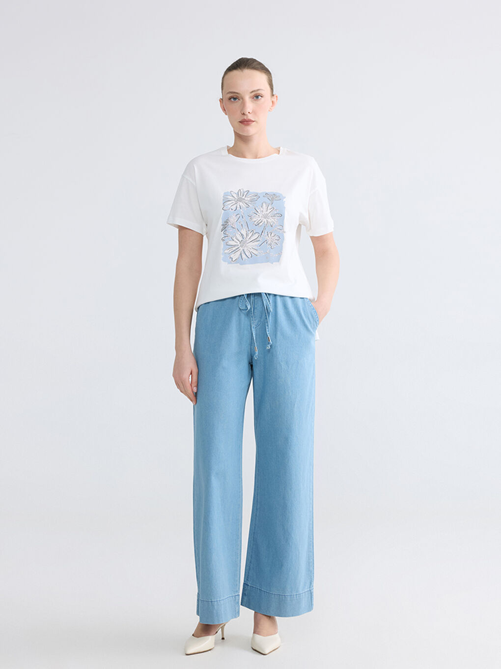 Beyaz Bisiklet Yaka Baskılı Kadın Tişört-1