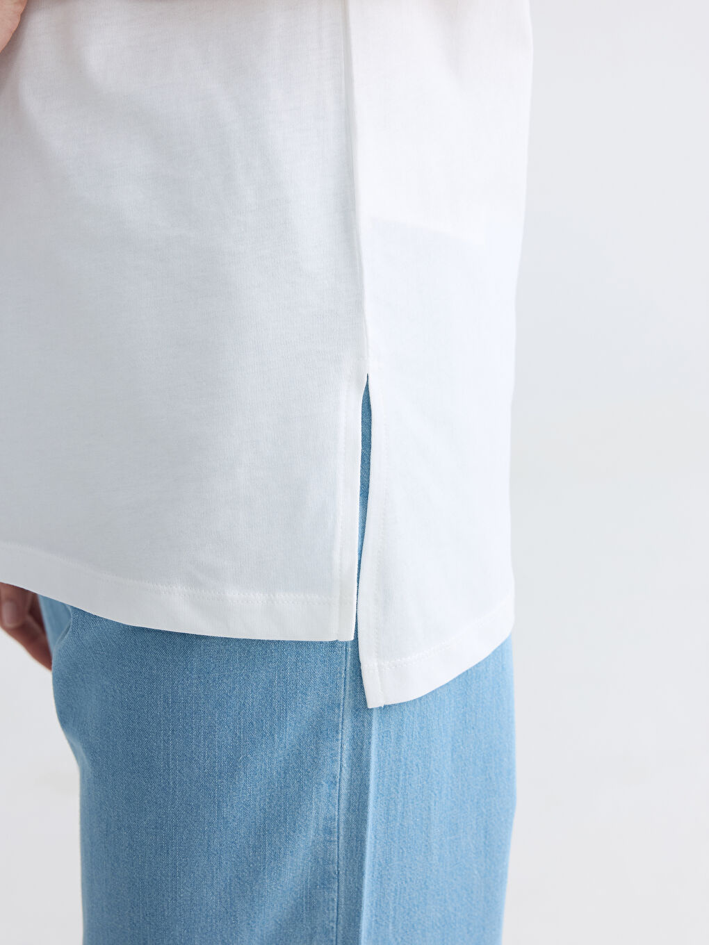 Beyaz Bisiklet Yaka Baskılı Kadın Tişört-2