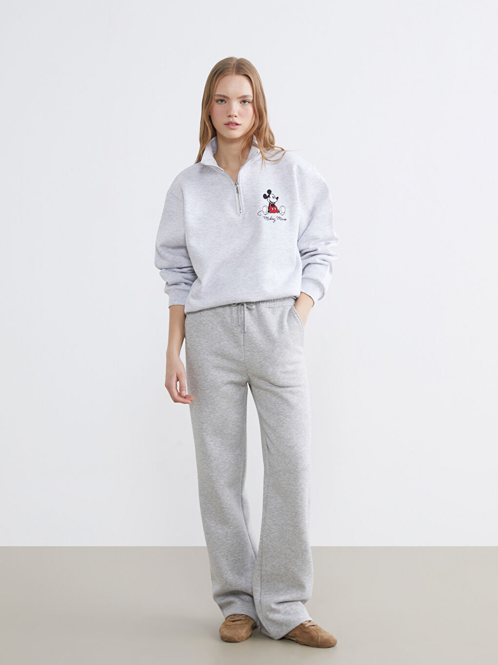 سويتر نسائي مْبَرّْشِي مع تطريز ميكي ماوس-1