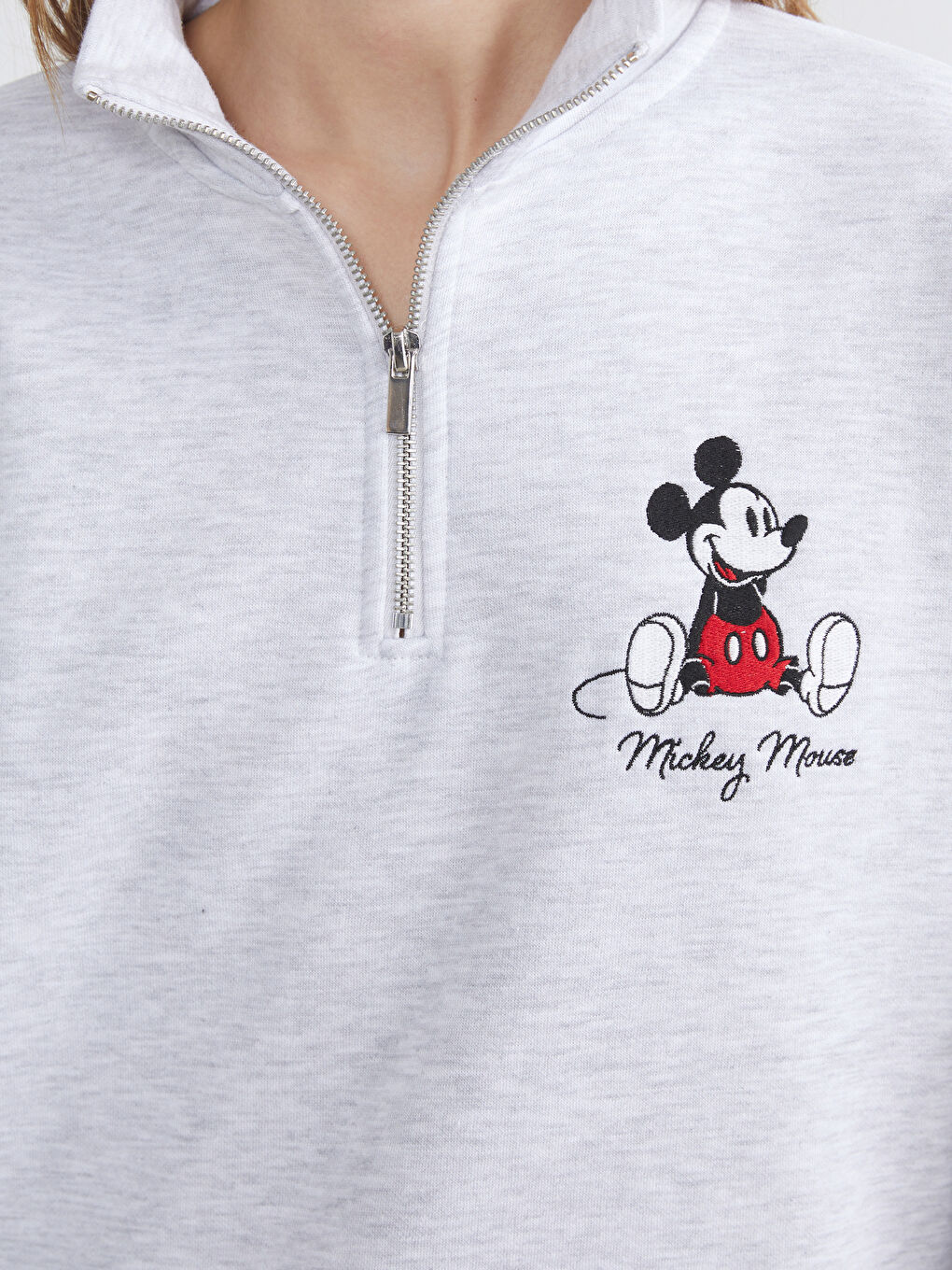 سويتر نسائي مْبَرّْشِي مع تطريز ميكي ماوس-2