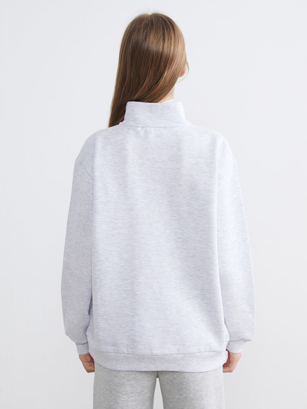 سويتر نسائي مْبَرّْشِي مع تطريز ميكي ماوس-3