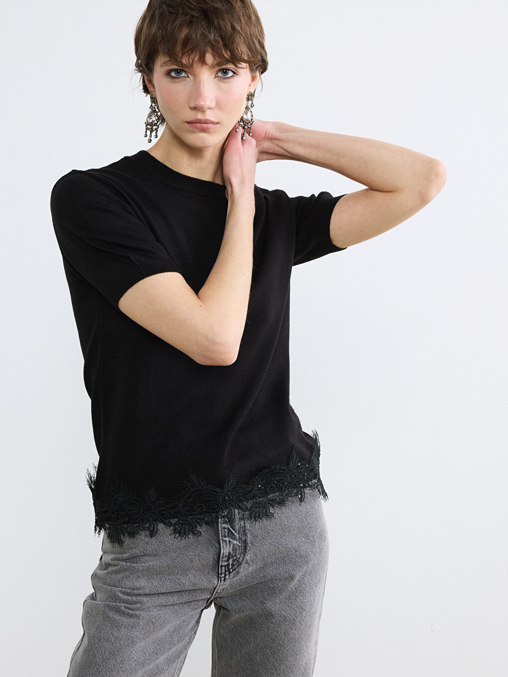 Siyah Bisiklet Yaka Dantel Detaylı Kadın Triko Kazak