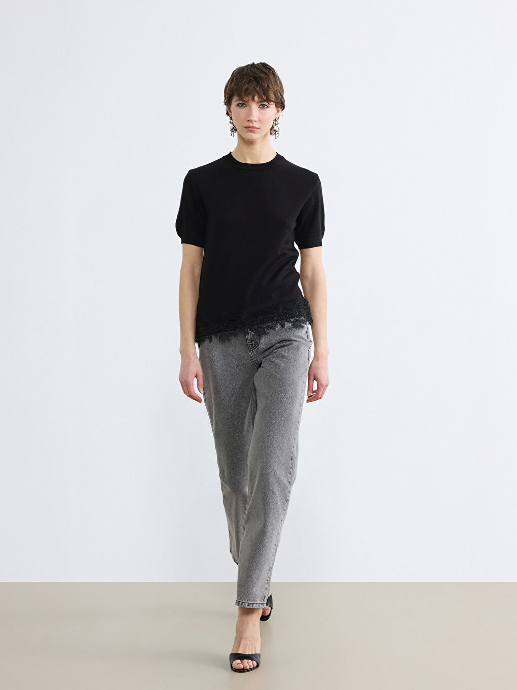 Siyah Bisiklet Yaka Dantel Detaylı Kadın Triko Kazak-1