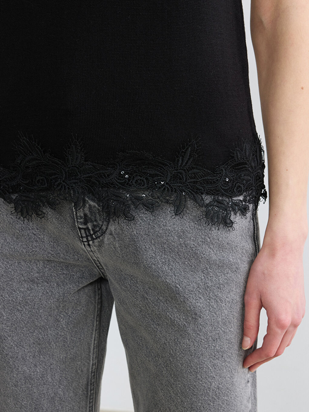 Siyah Bisiklet Yaka Dantel Detaylı Kadın Triko Kazak-2