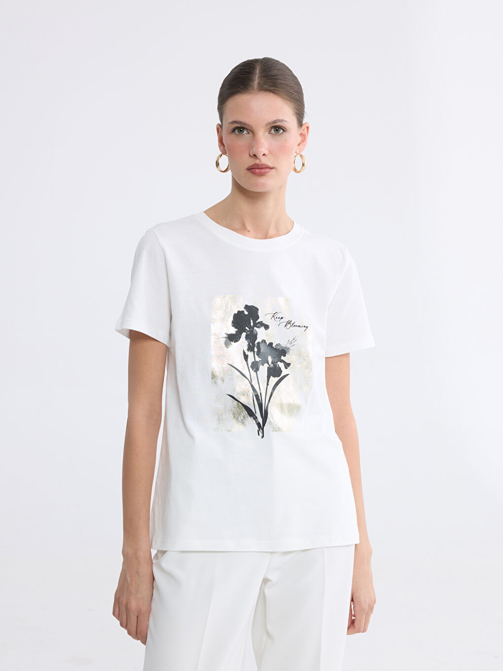 Ekru Bisiklet Yaka Baskılı Kadın Tişört-4