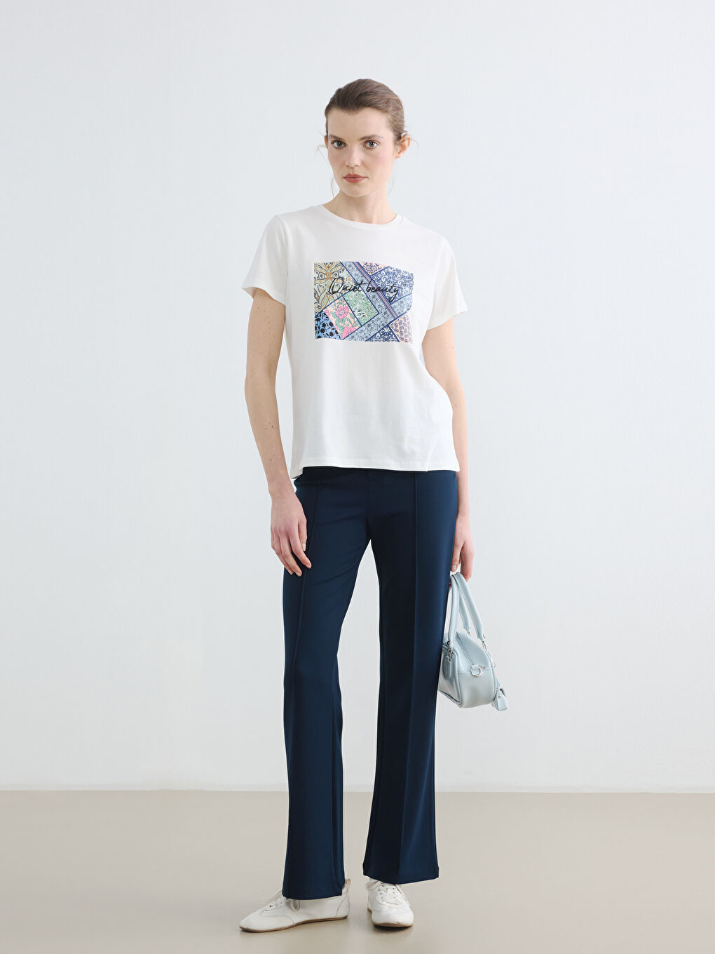 Beyaz Bisiklet Yaka Baskılı Kadın Tişört-1