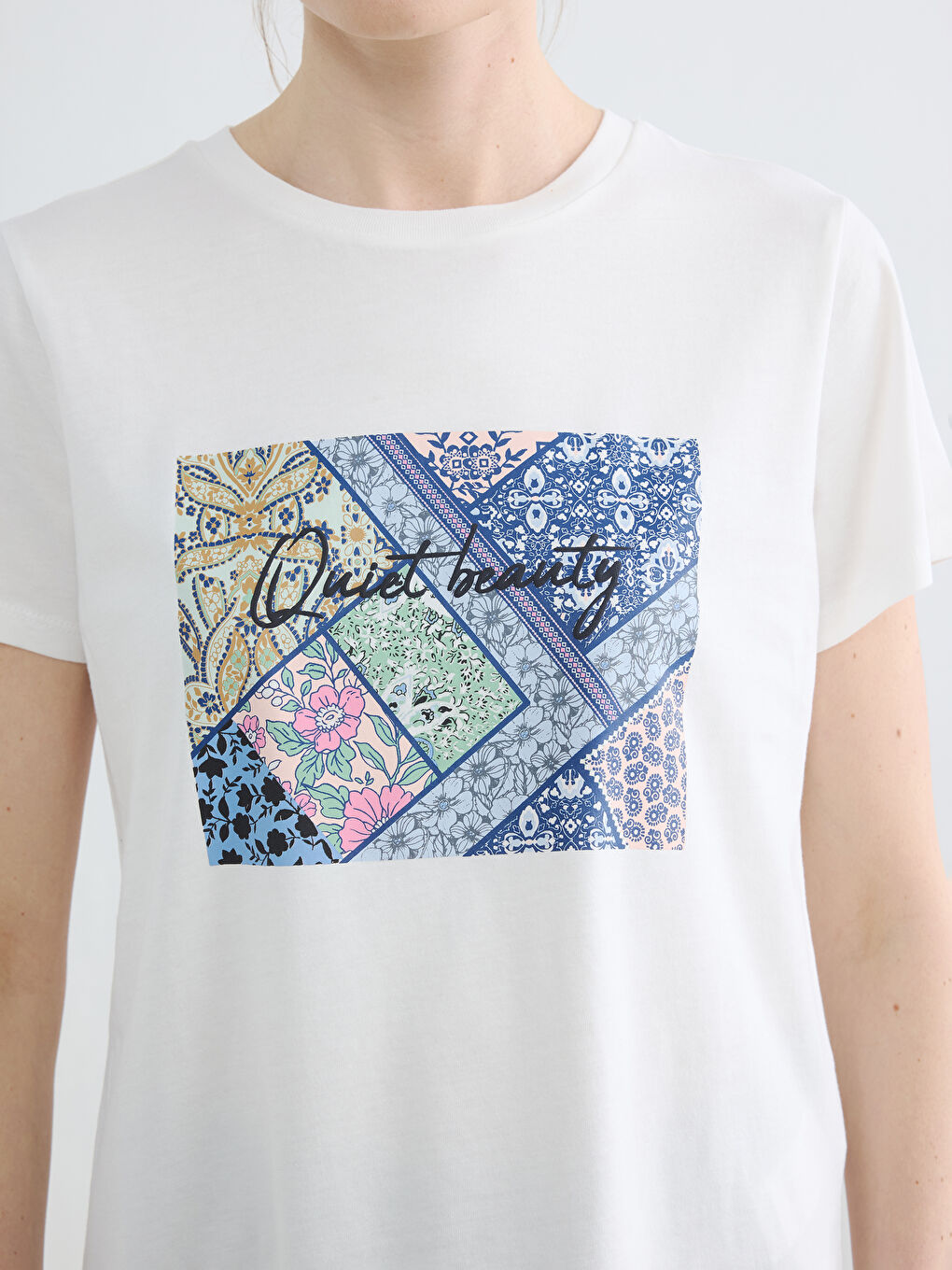 Beyaz Bisiklet Yaka Baskılı Kadın Tişört-2