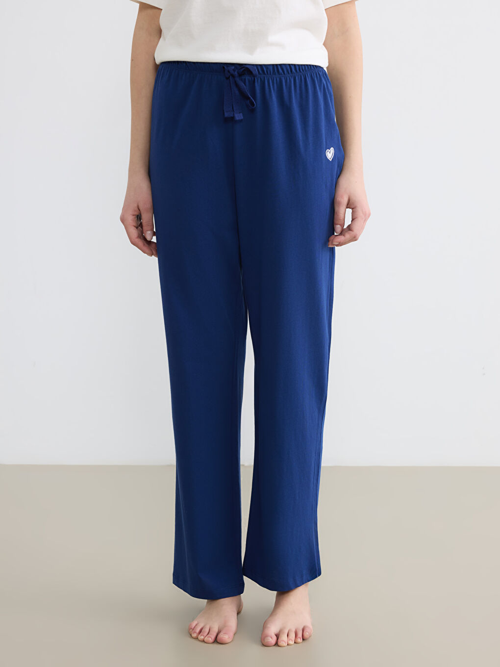 Долнище на пижама с бродирани сърца и еластичен колан.-1