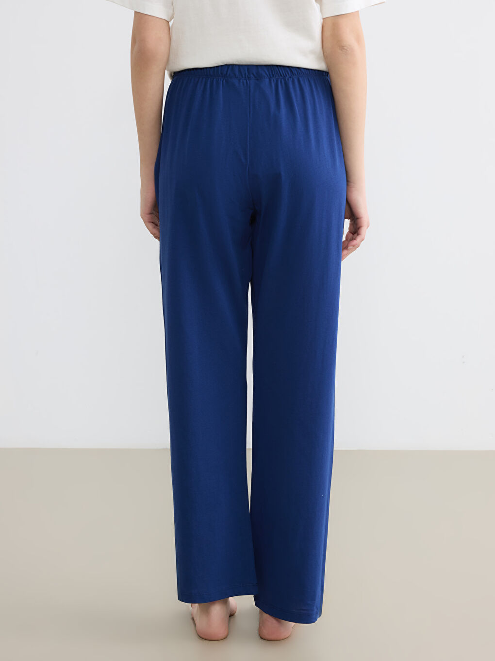 Долнище на пижама с бродирани сърца и еластичен колан.-3